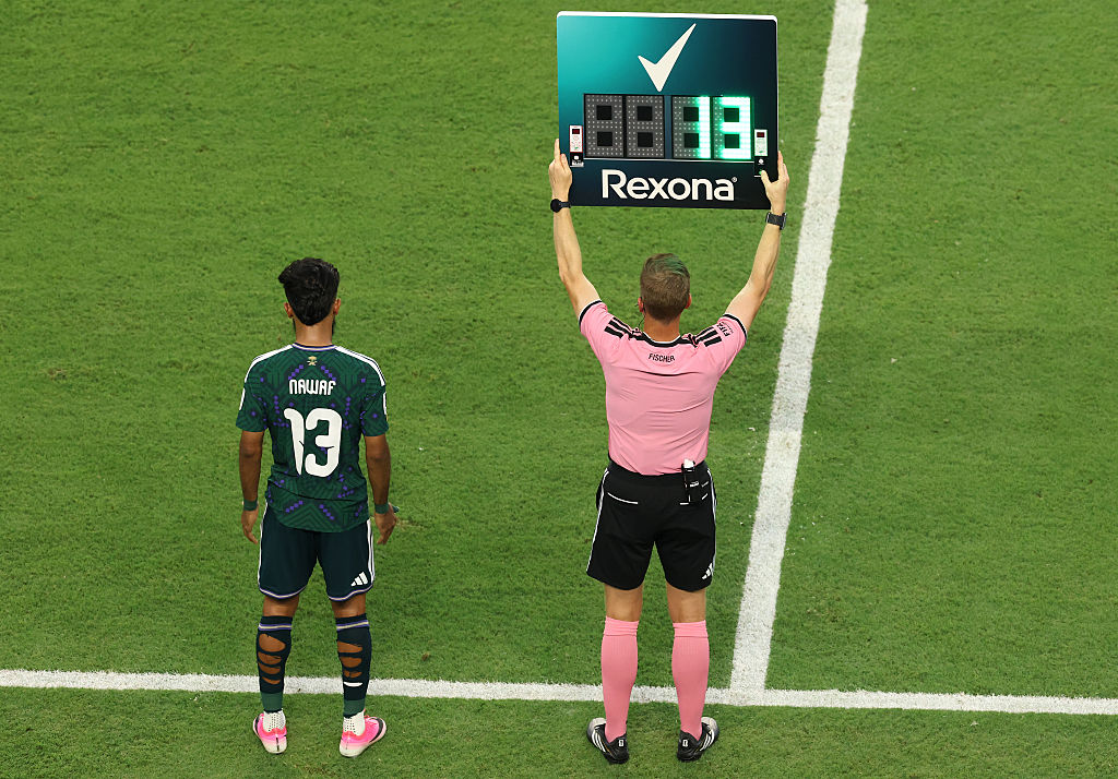 Regla pérdida de tiempo fútbol inglés: sanciona a arqueros lesionados
