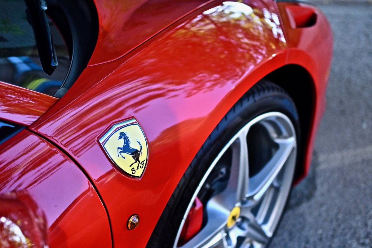 Autos Italianos de Colombia enfrenta incertidumbre tras el rechazo de Ferrari al empresario salvadoreño Adolfo Salume Artiñano como su representante.