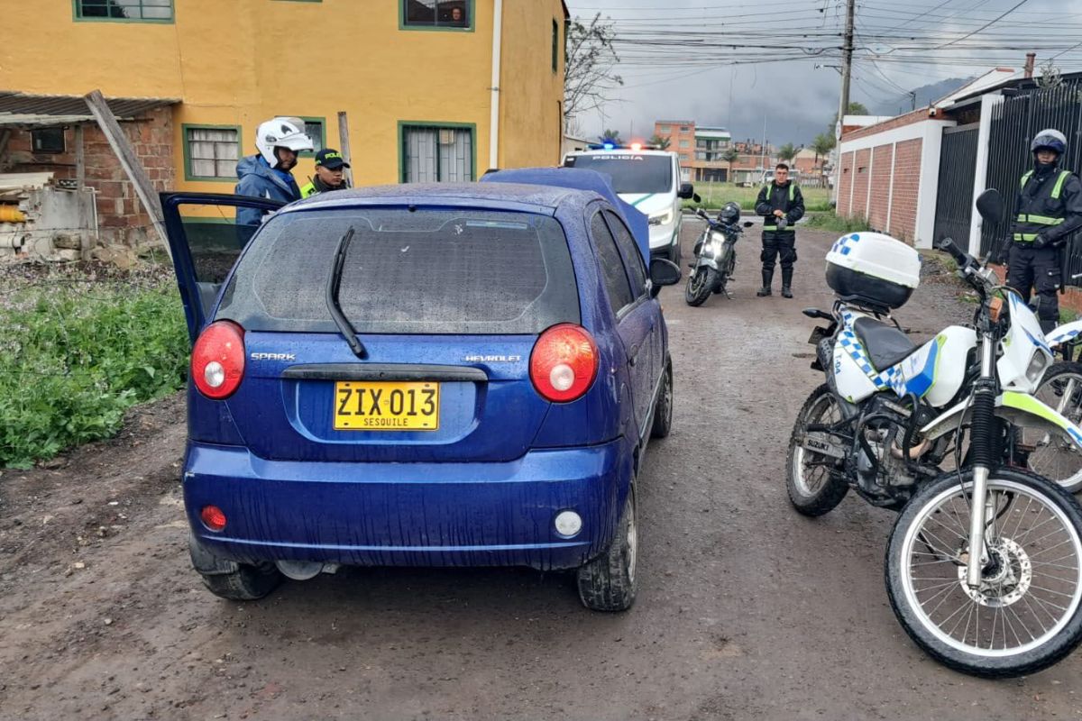 Inmovilizan Chevrolet que intentó pasar puente peatonal e identifican conductor