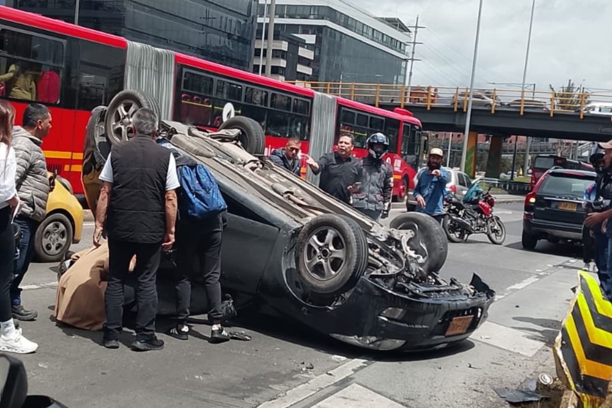 Carro se volcó en Bogotá y conductora quedó atrapada; no habría visto separador