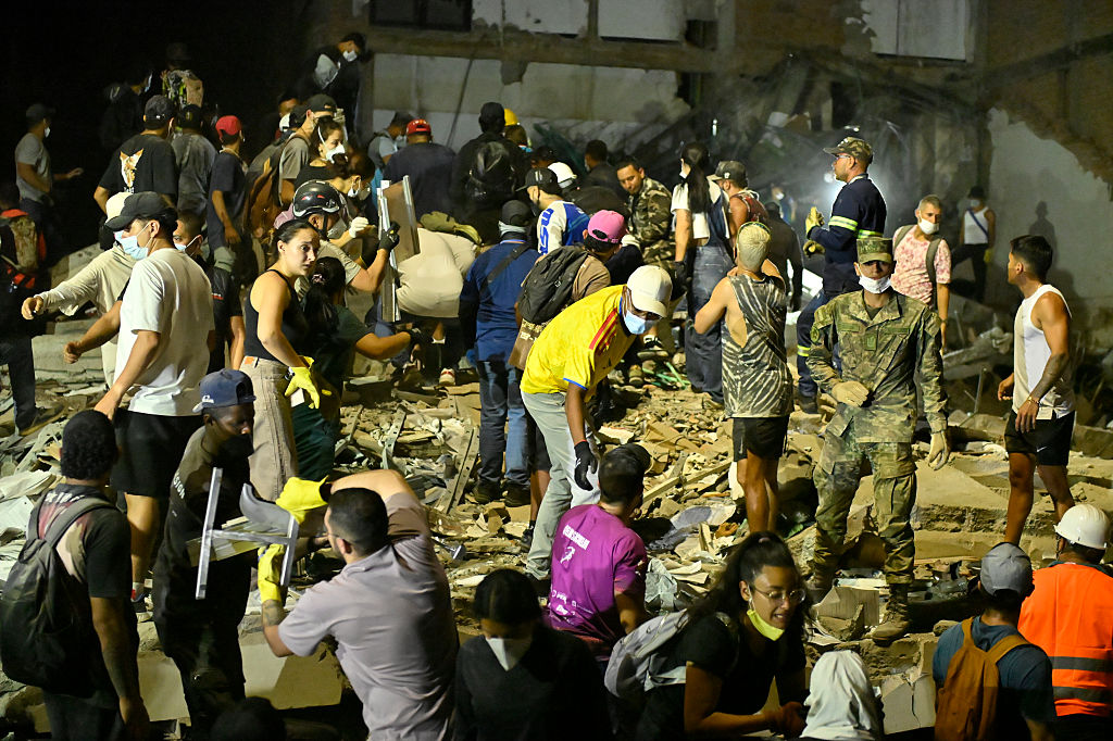 Personas en el centro de Pereira buscando personas entre los escombros, luego del terremoto