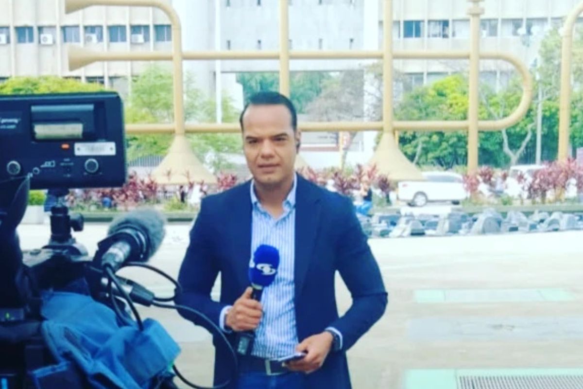 Conozca el dramático llamado en vivo desde Cali por la desaparición de los familiares del experiodista Carlos Aponte, atrapados en un edificio colapsado. 