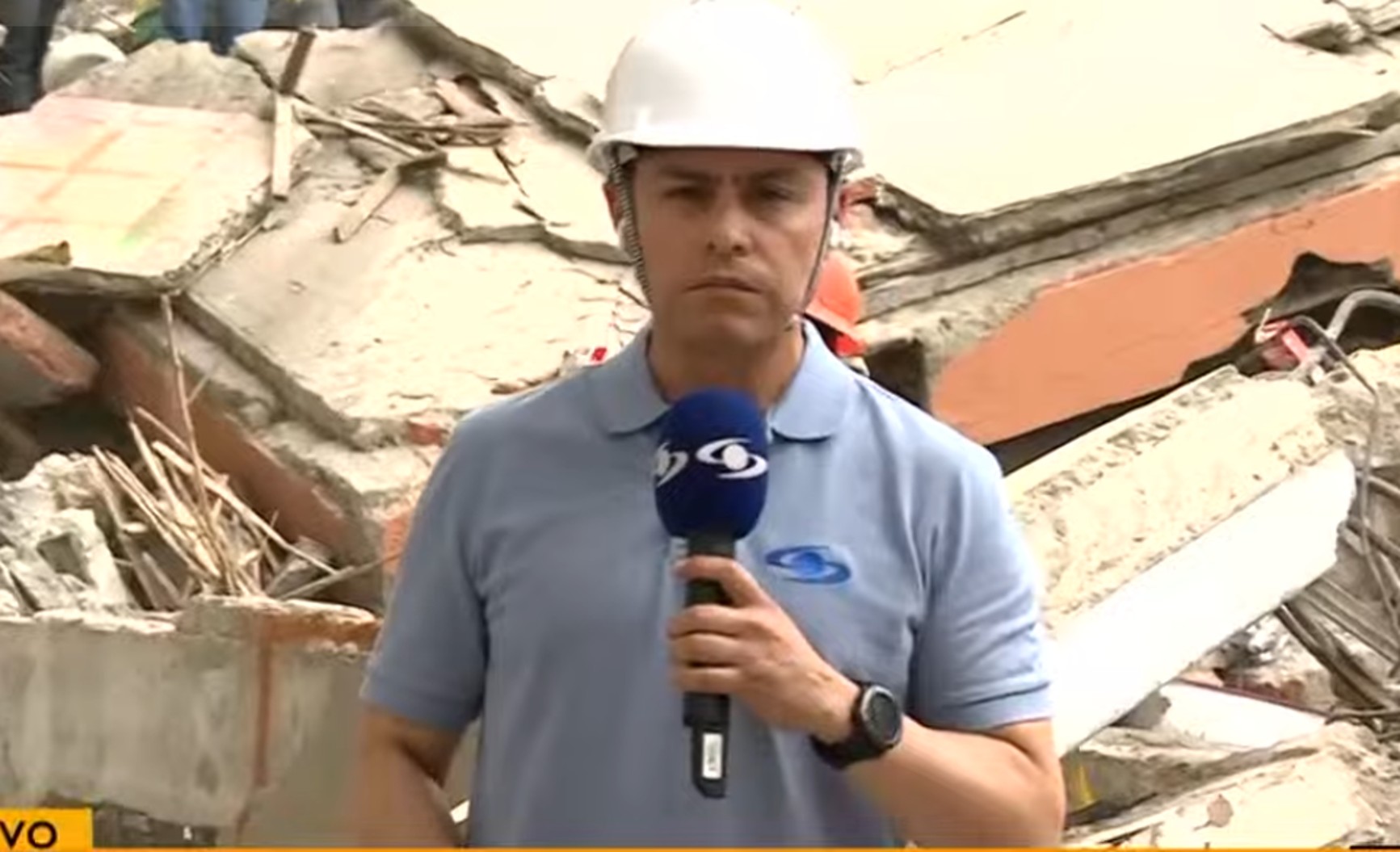 Periodista de Noticias Caracol mostró señal de los rescatistas en el terremoto