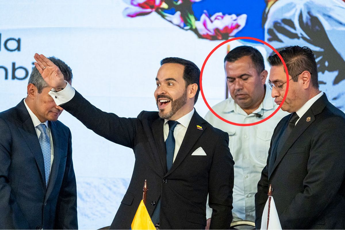 Abelardo de la Espriella junto con su nuevo responsable de su seguridad (camisa blanca)