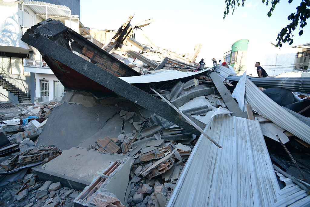 Hombre sobrevivió a caída desde un quinto piso luego de terremoto
