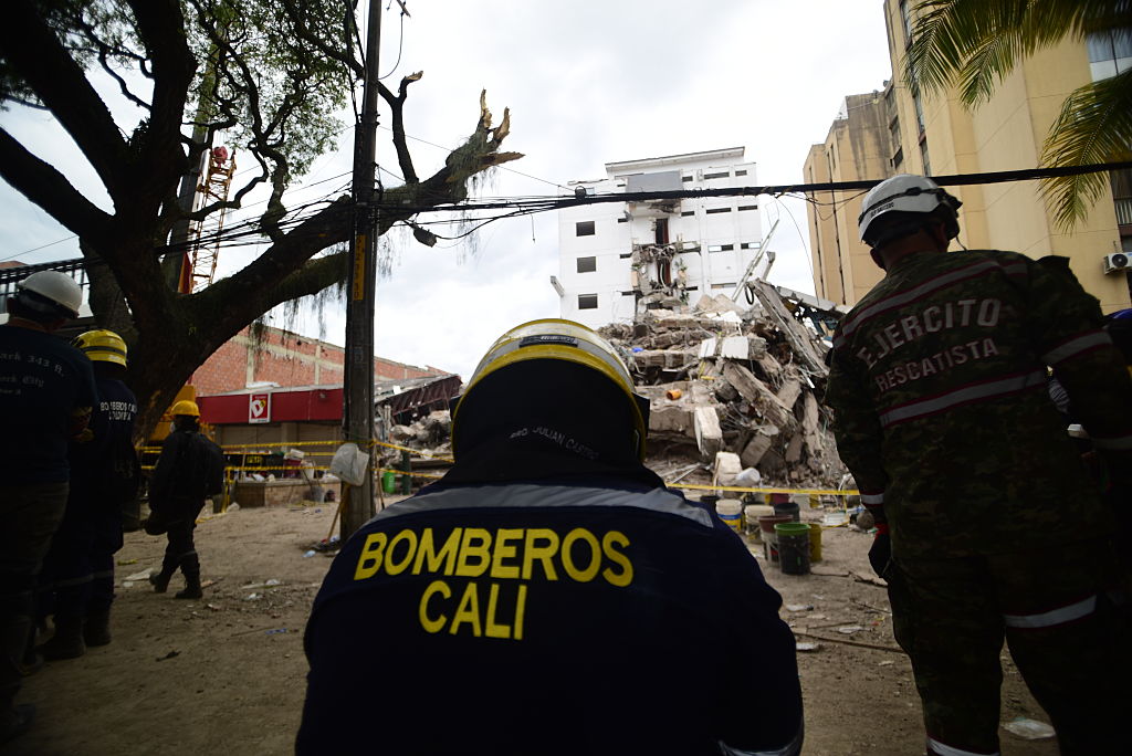 Buscan a cerca de 35 personas en escombros de conjunto Torres del Limonar, Cali