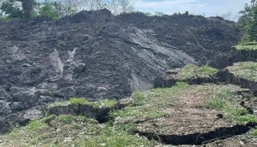 Grietas en Puerto Escondido / Al fondo, imagen de la Corporación Autónoma Regional de los Valles del Sinú y del San Jorge -CVS-;y en el recuadro, X:@jdbitar(2)