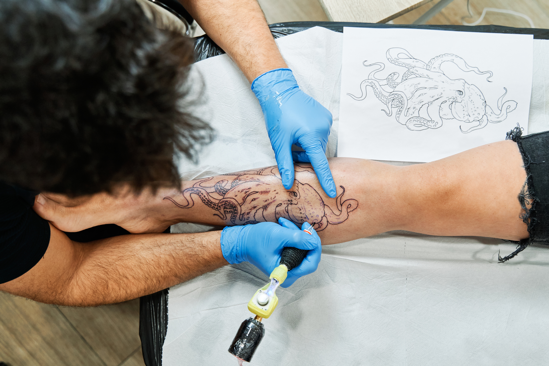 Mujer murió mientras le hacían tatuaje en su casa de Bogotá: hay investigación