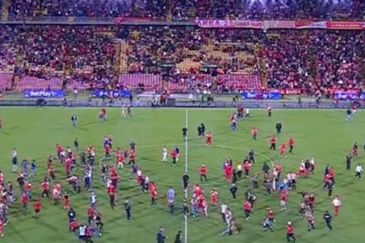 Conozca los detalles de los violentos disturbios, la invasión de cancha y la suspensión del partido entre Santa Fe y América en El Campín.
