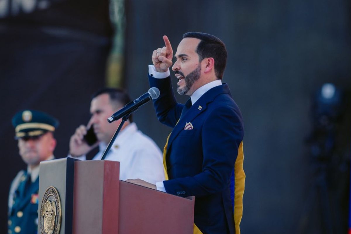 Conozca los detalles de la grave advertencia sobre la seguridad del presidente Abelardo De La Espriella y los recientes golpes de la Fuerza Pública.