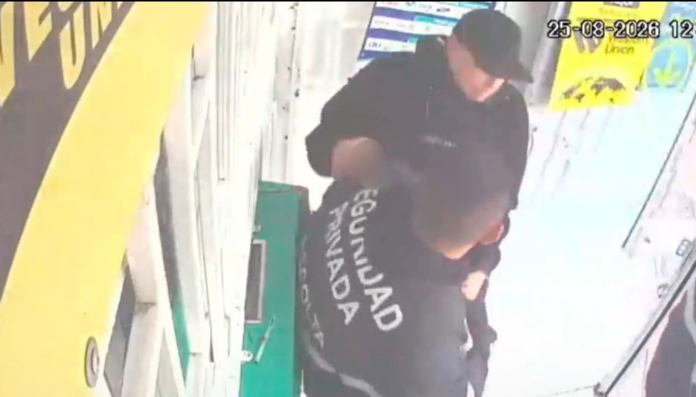 Cámara captó violento asalto a guardas de carro de valores en Bogotá
