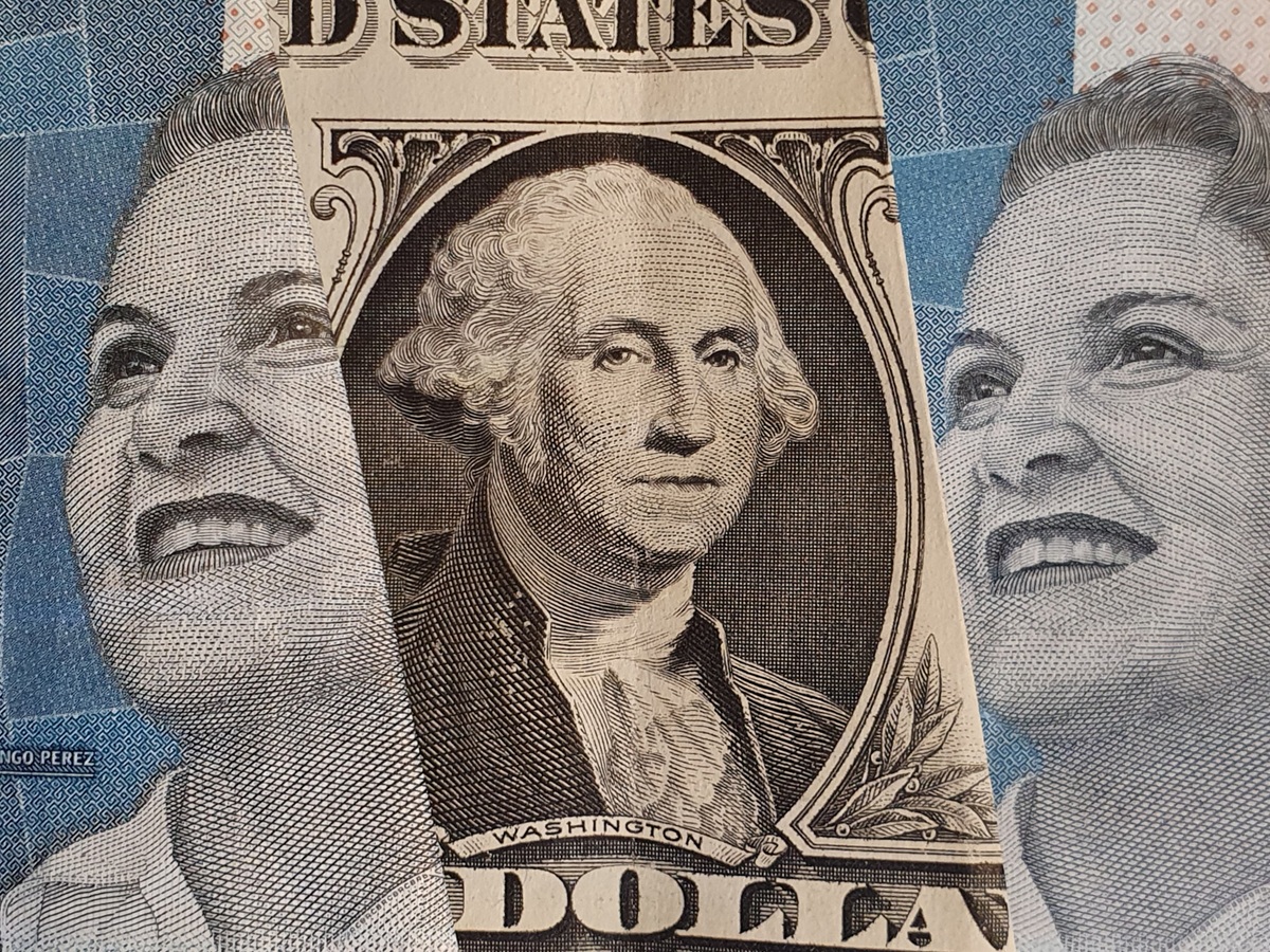 Imágenes ilustrativas de peso y del dólar