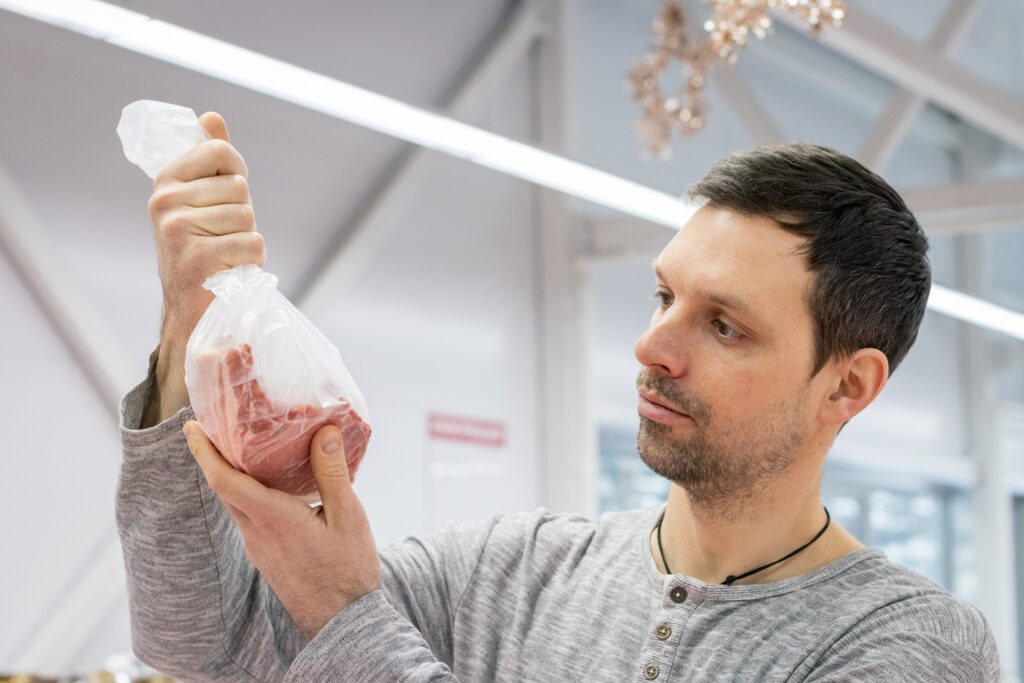 ¿Por qué no guardar carne cruda en la nevera dentro de bolsas plásticas / Getty