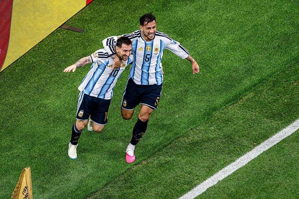 Lionel Messi y Leandro Paredes