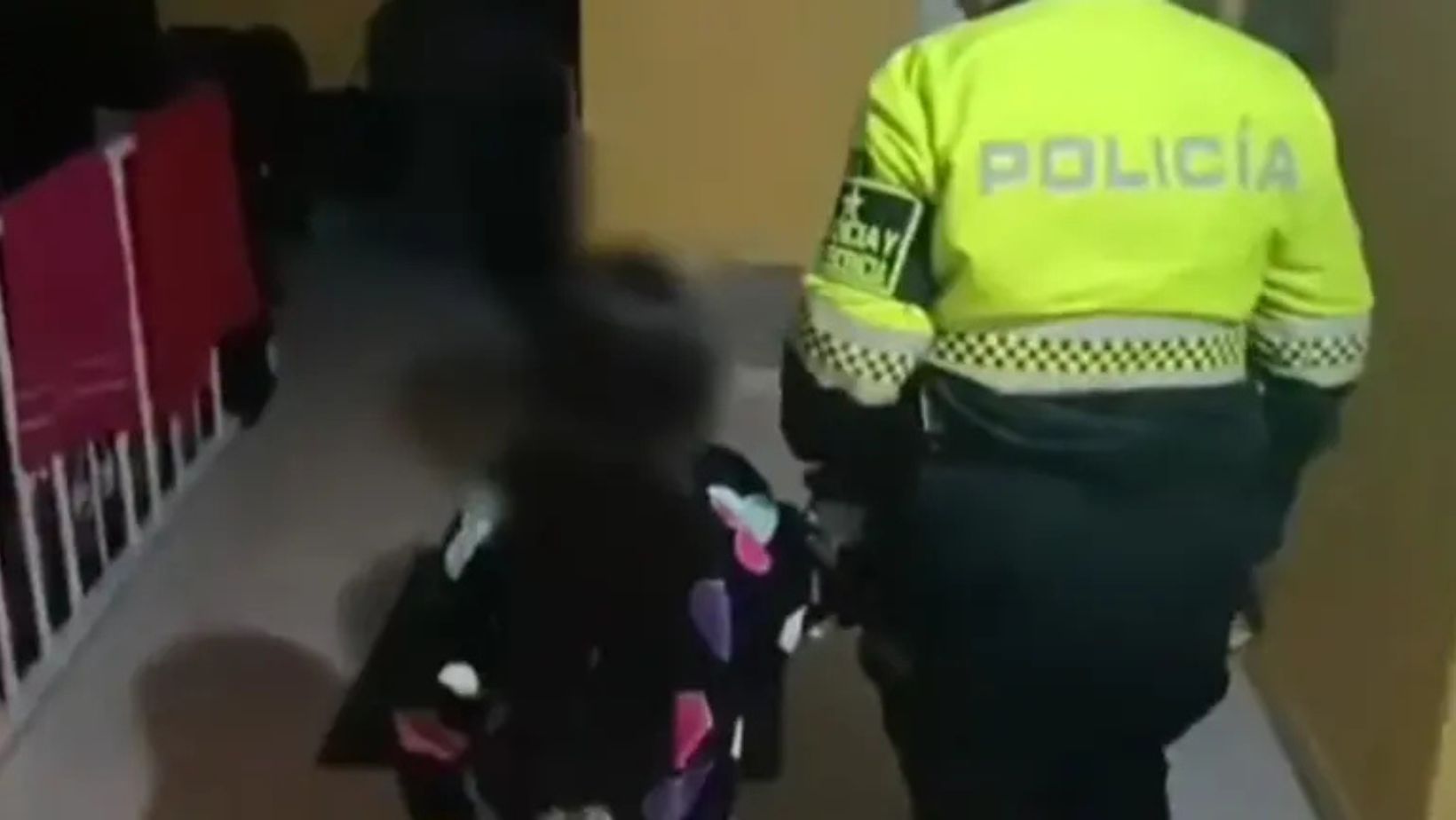 Encontraron a niña de 5 años caminando sola en la noche en Bogotá: qué pasó