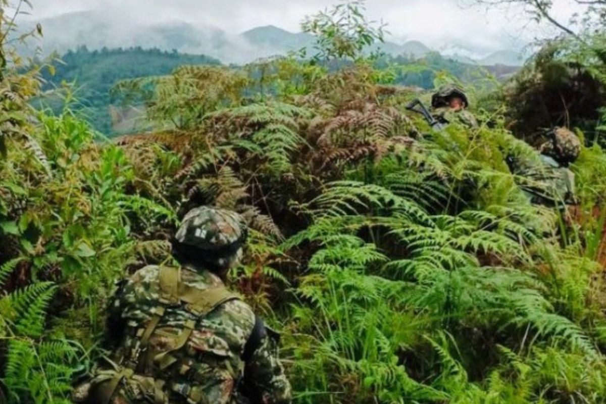 Un soldado muerto y dos heridos dejó un atentado con cilindros bomba en la vía Panamericana entre Cauca y Nariño. Hay cierre total en la zona.