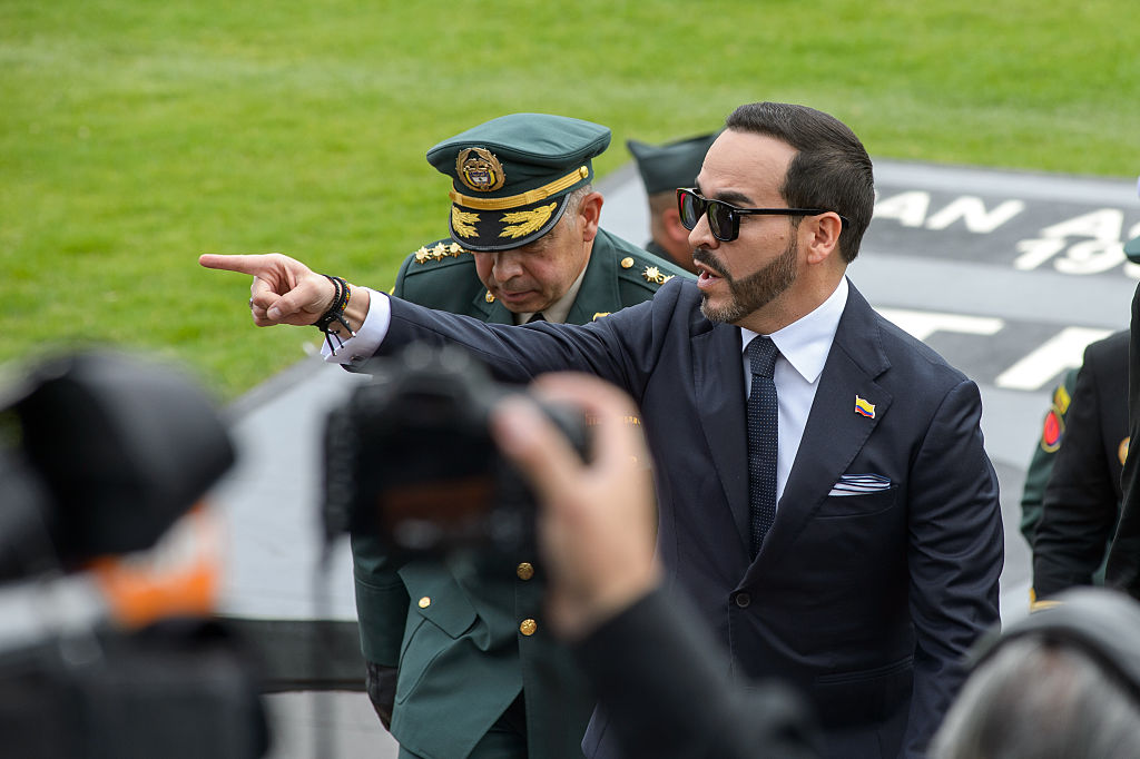 ¿Cómo le fue a De la Espriella en primera encuesta tras primer mes de gobierno