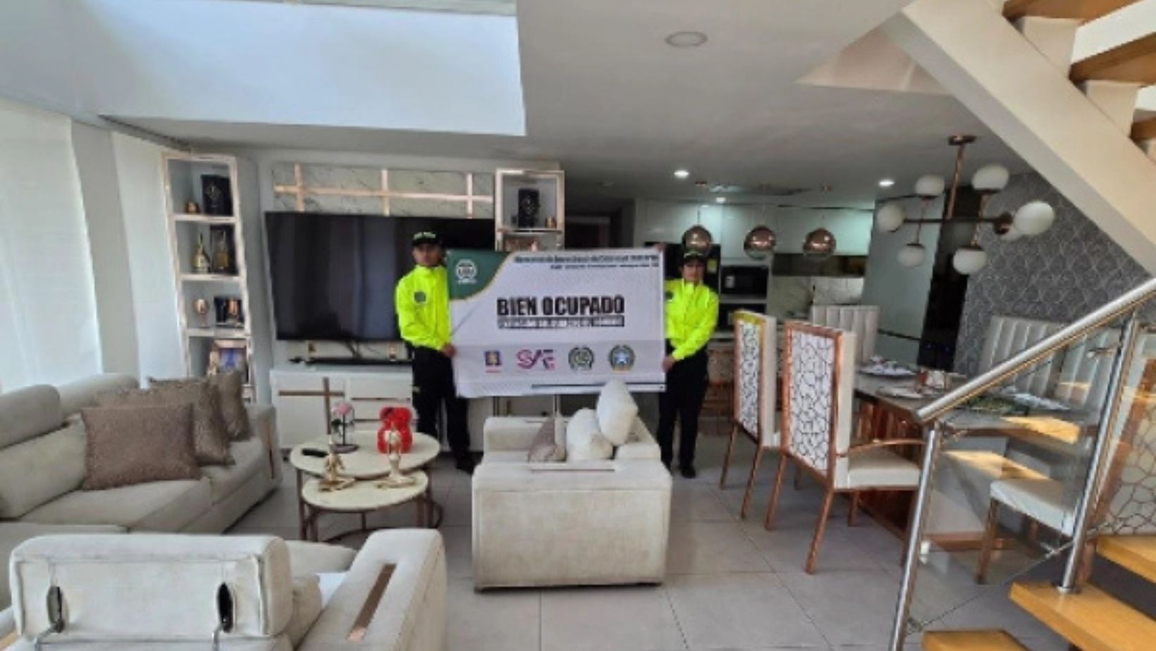 Busca a abogada colombiana y a expolicía que alertaron a capos una incautación