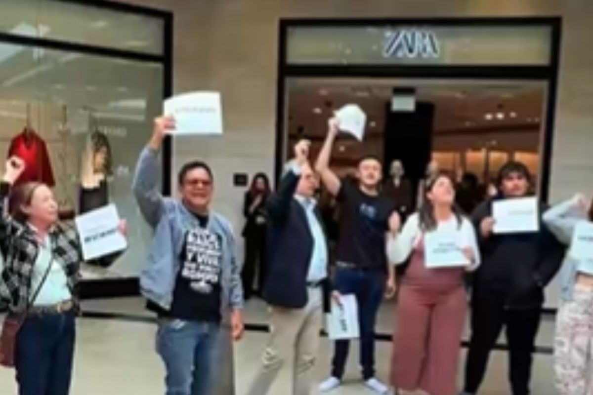 Decenas de personas protestaron este domingo frente a Zara en Unicentro con zapatos y carteles de "zarapastrosos" tras el polémico caso de la exempleada.