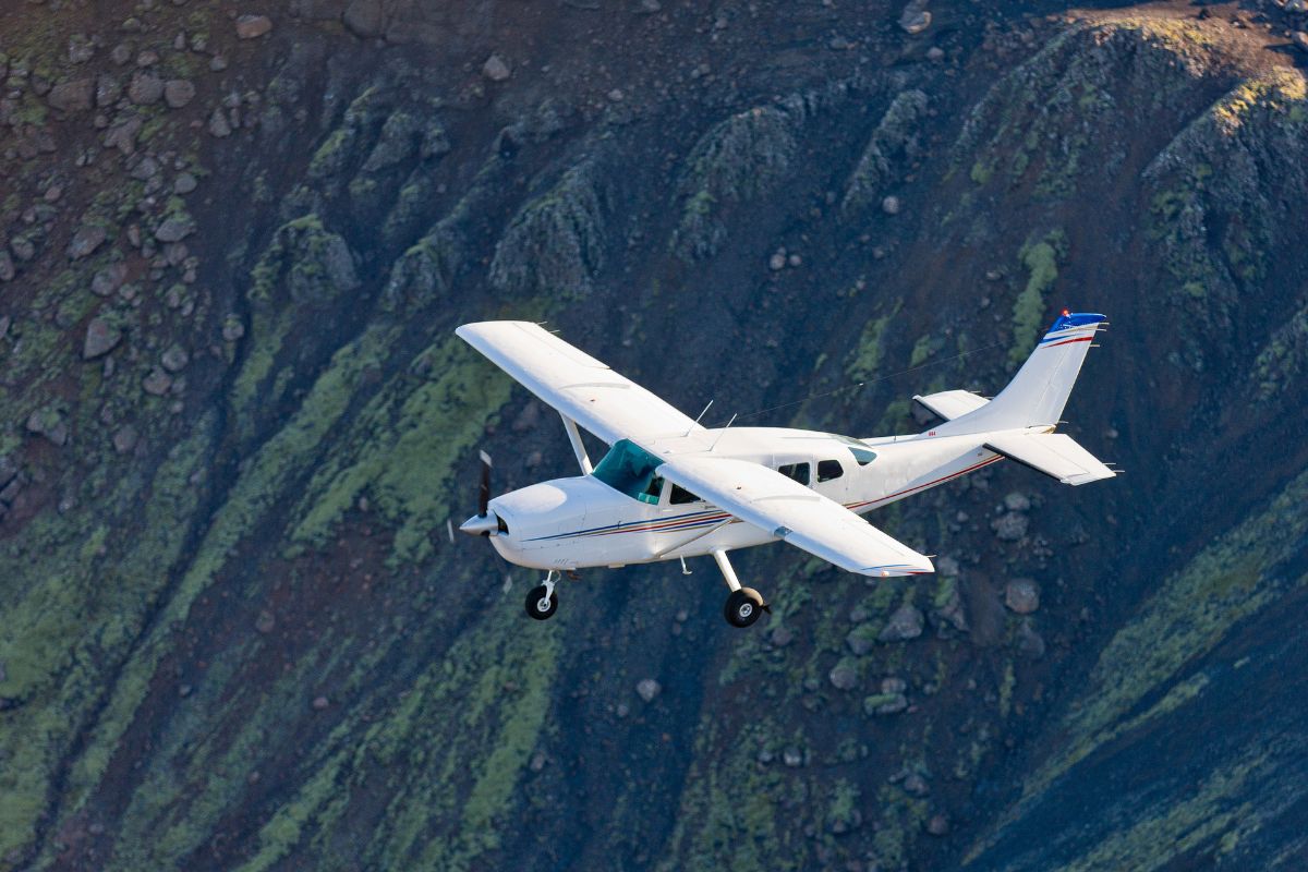 Las fuertes lluvias en Chocó limitan la búsqueda de la avioneta Cessna desaparecida en la ruta Condoto-Guaymaral. Las operaciones se retomarían este lunes.