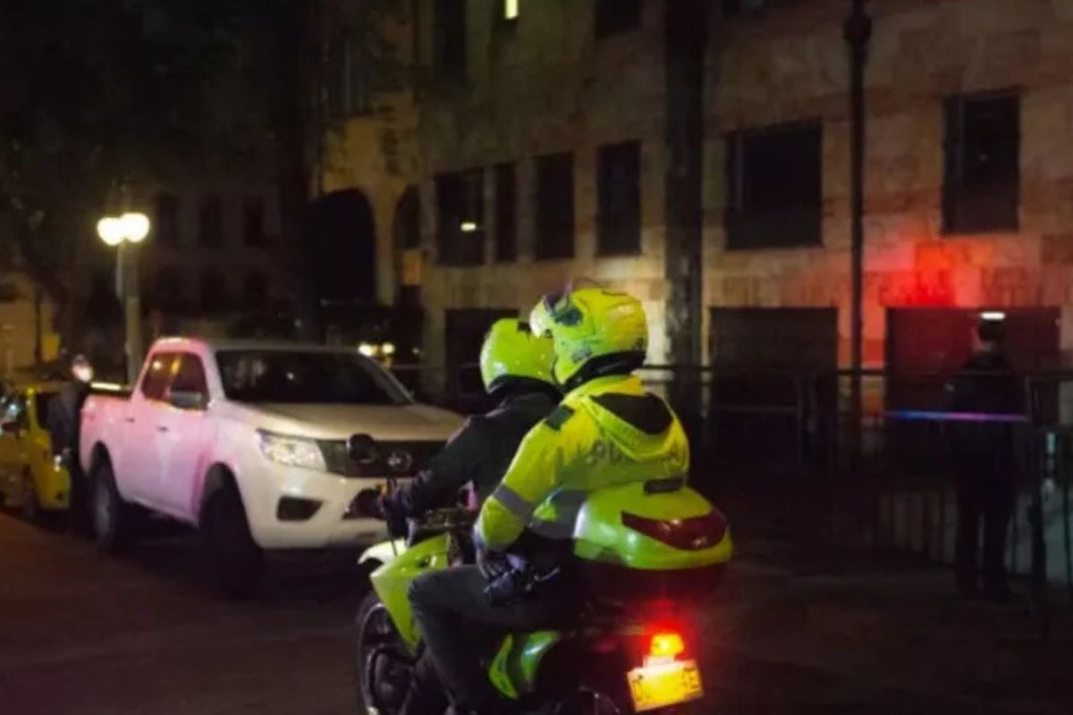 Una menor de 12 años fue hallada sin vida dentro de una alcantarilla en Ciudad Bolívar, Bogotá. Las autoridades investigan las causas de su muerte.