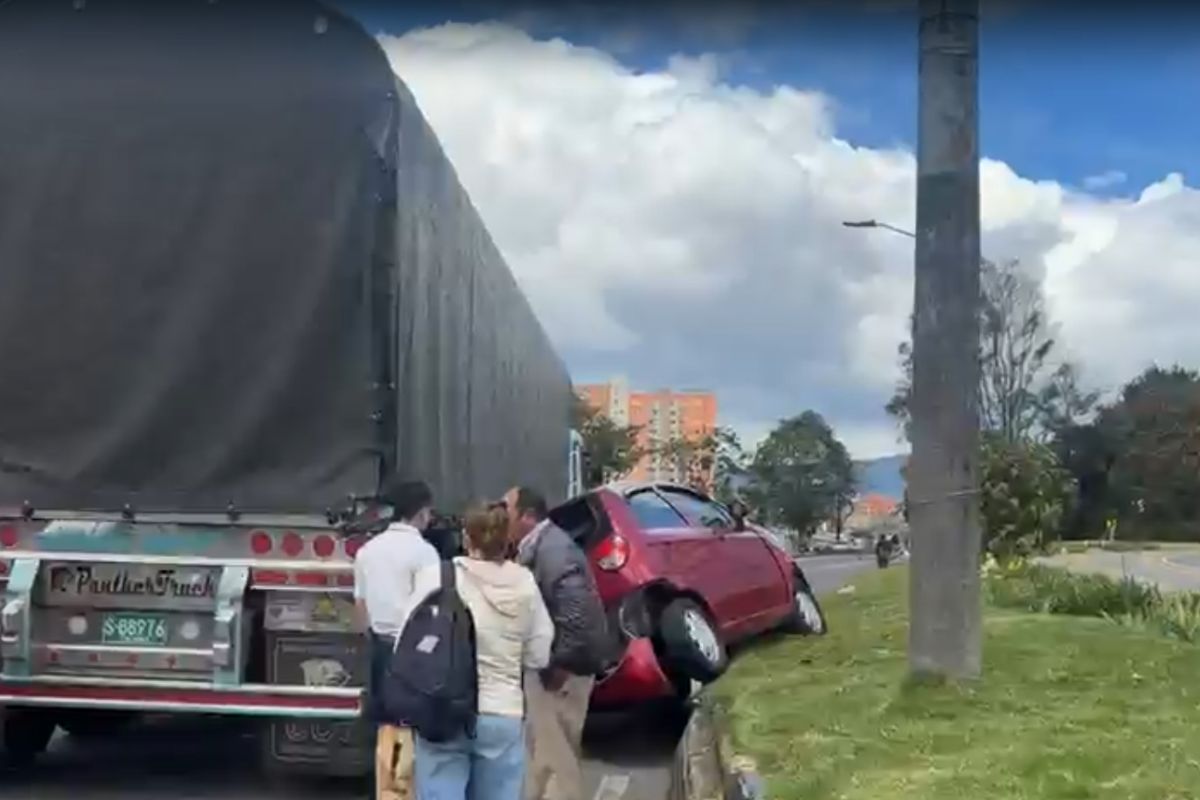 Trancón en Bogotá por accidente cerca de Titán Plaza: carro terminó en separador