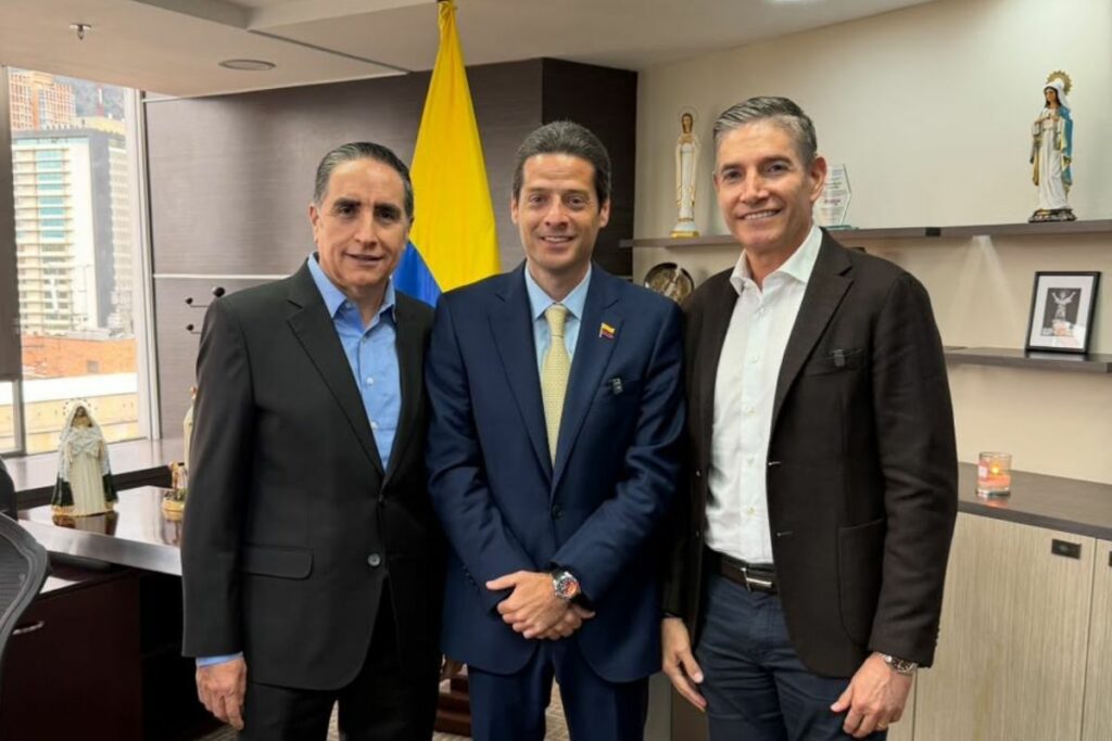 A la derecha el fundador de SuperGiros Gustavo Gómez, a la izquierda del presidente de la compañía Édgar Páez y en el centro Mauricio Gómez Amin, ministro de Comercio / Suministrada