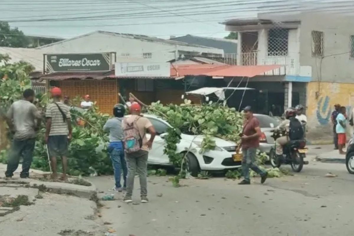 Un fuerte vendaval con lluvias, granizo y tormentas eléctricas golpeó este sábado varias ciudades de la región Caribe, dejando inundaciones y emergencias. 