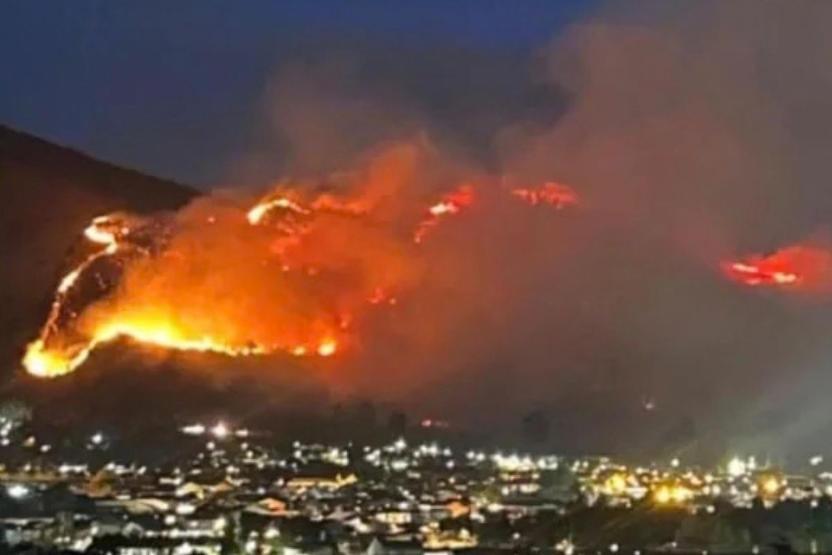 Las autoridades declararon la calamidad pública en Villa de Leyva tras un incendio forestal en el cerro San Marcos que ha arrasado con 290 hectáreas.