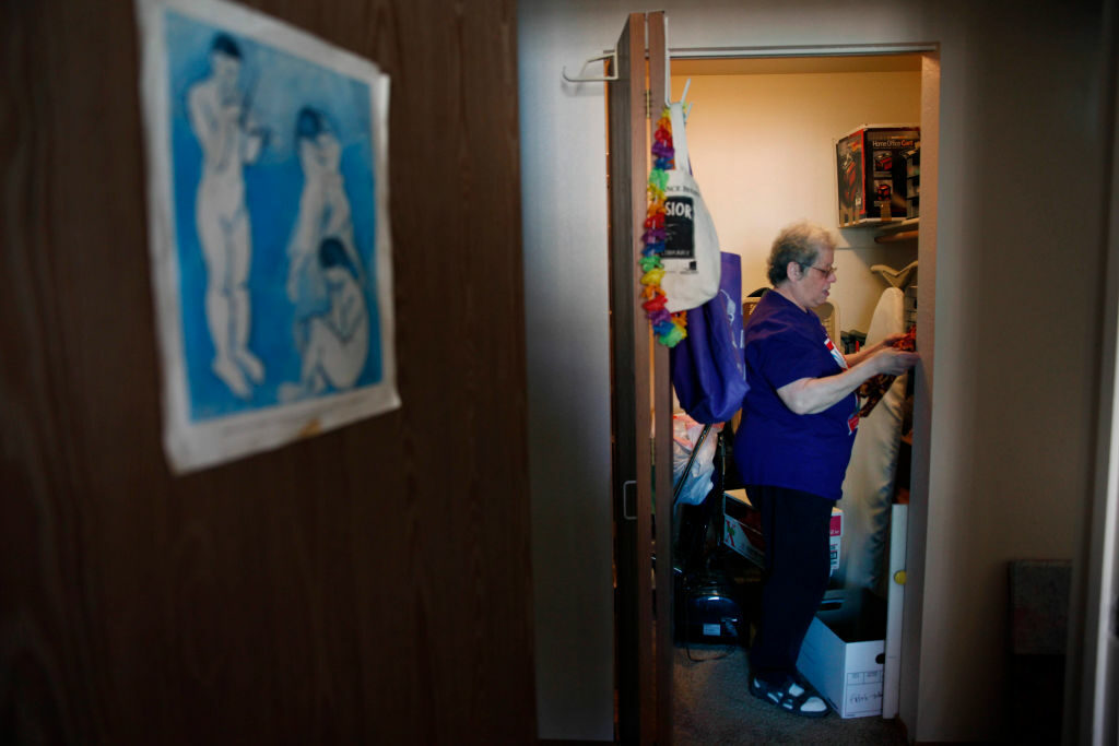 Mujer organizando apartamento / Getty