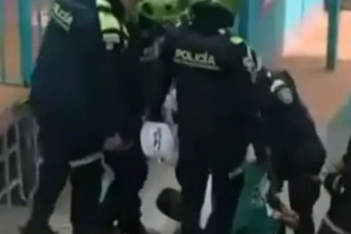 Siete policías fueron apartados de sus funciones tras la muerte de Donovan Balanta en el sur de Bogotá. Familia denuncia presunto abuso de autoridad.