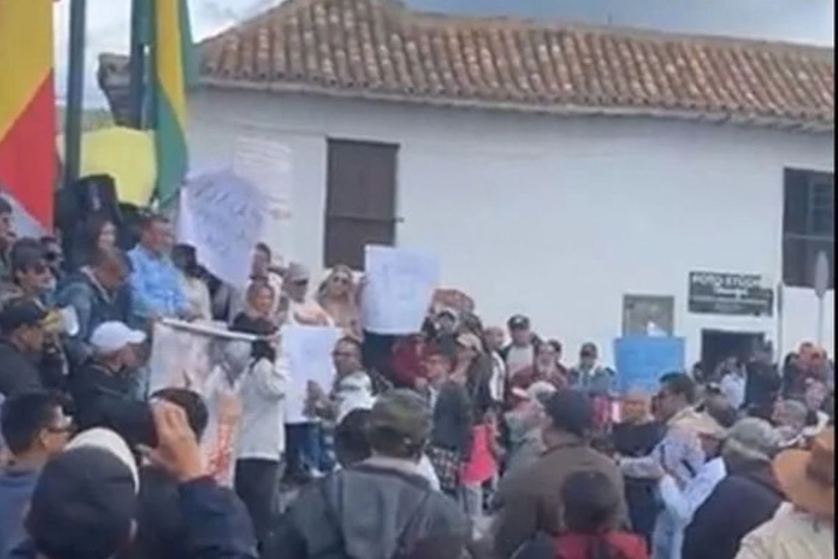 Protestas por el impuesto de valorización empañan las fiestas de Tocancipá. El alcalde denunció amenazas y responsabilizó a dos concejales tras disturbios.