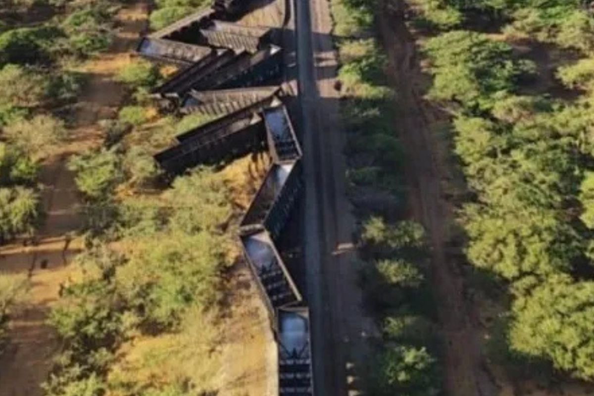 Un ataque con explosivos contra la línea férrea del Cerrejón en Uribia dejó más de diez vagones descarrilados.