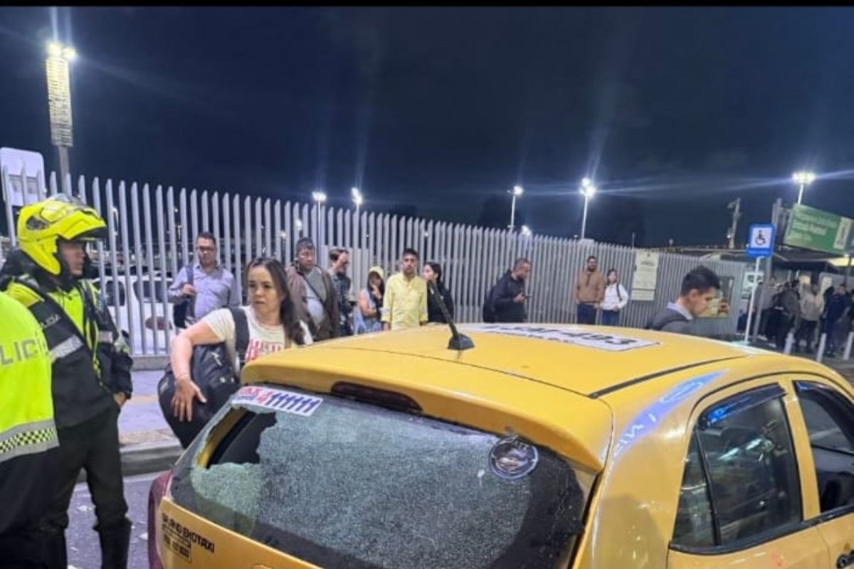 Una balacera en el aeropuerto El Dorado de Bogotá generó pánico entre los viajeros. Un testigo relató que se escucharon 13 disparos. 
