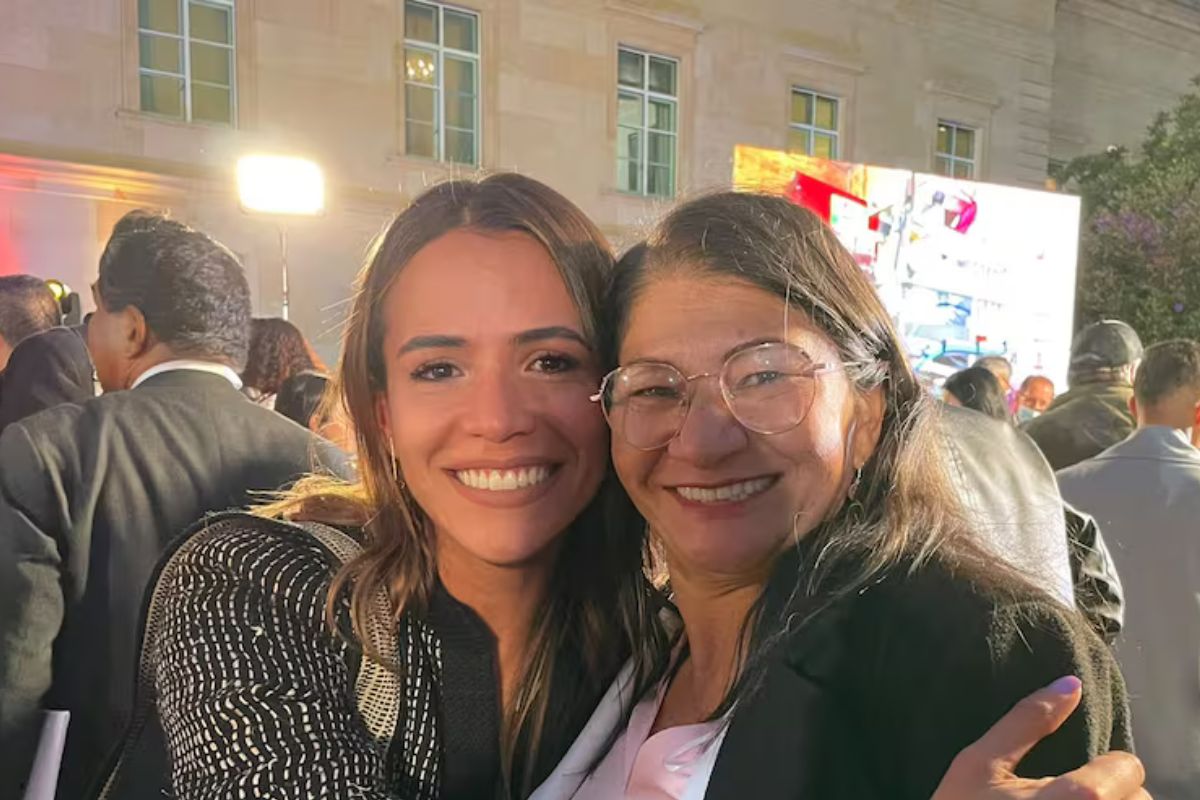 Mafe Carrascal defendió en Congreso una fotografía junto a Sandra Ramírez, viuda de Tirofijo. La congresista respaldó la JEP en medio de cuestionamientos.
