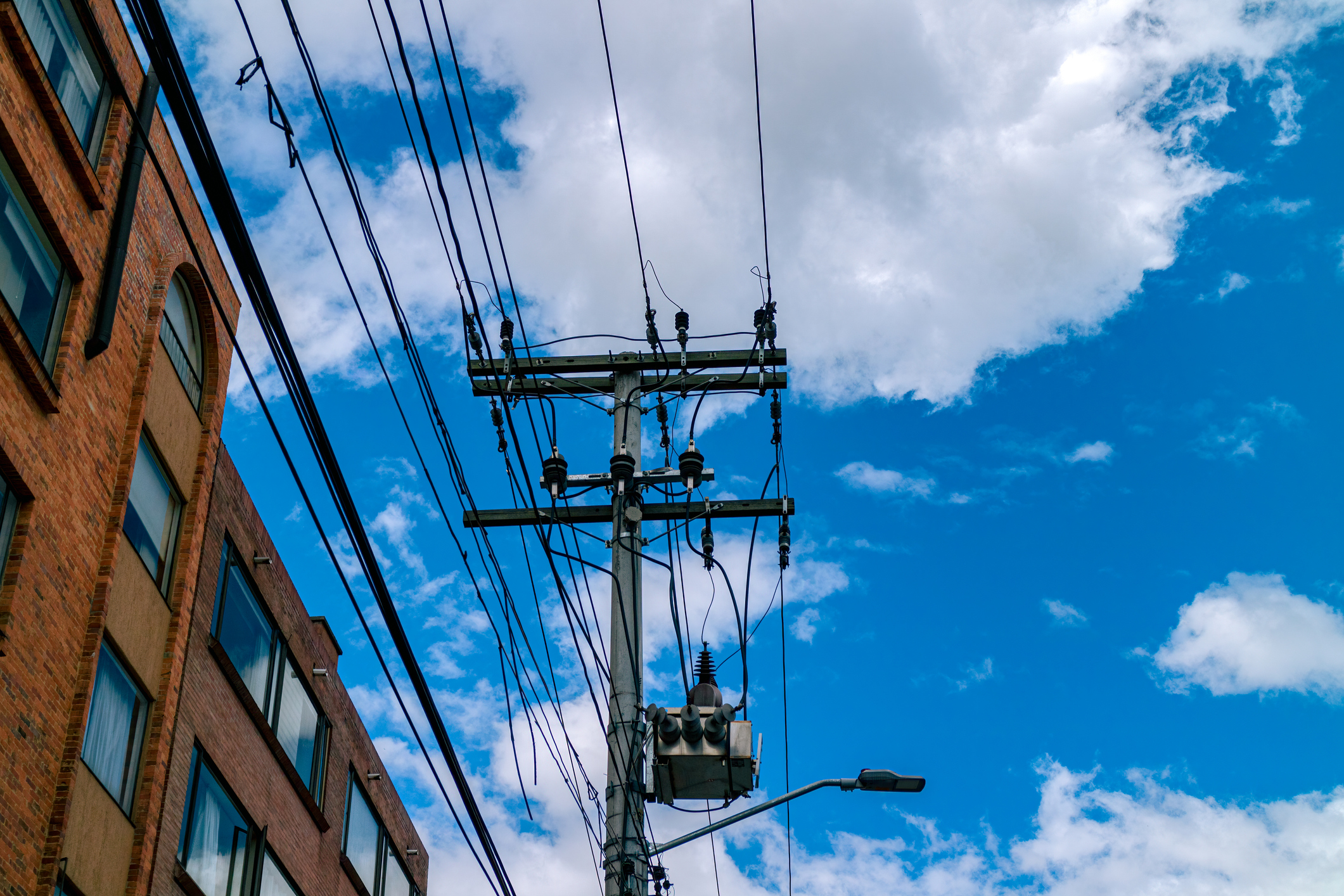 Concejo de Bogotá aprobó quitar cableado aéreo y ordenó soterrar instalaciones