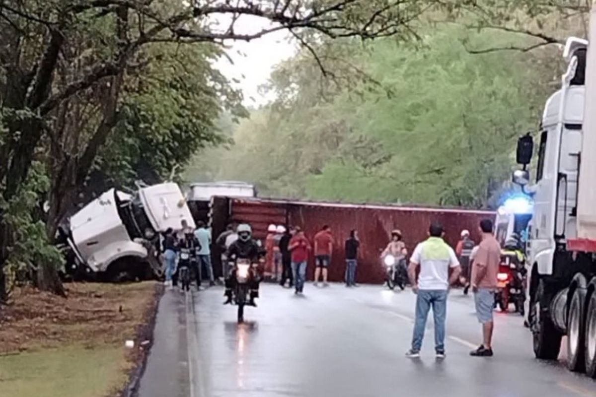 accidente vía Ibagué Honda tractomula camiones Tolimaaccidente vía Ibagué Honda tractomula camiones Tolimaaccidente vía Ibagué Honda tractomula camiones 
