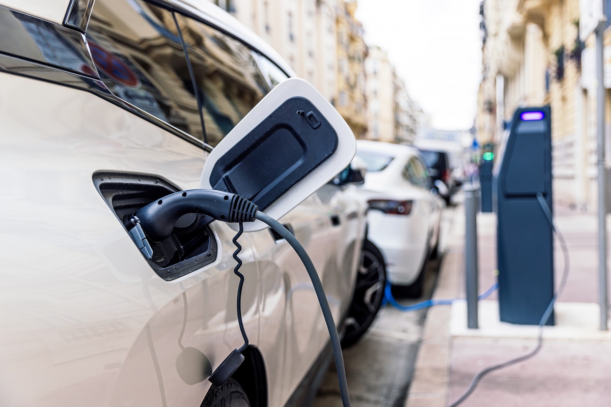 Dian tiene caos por devolución del IVA de carros eléctricos