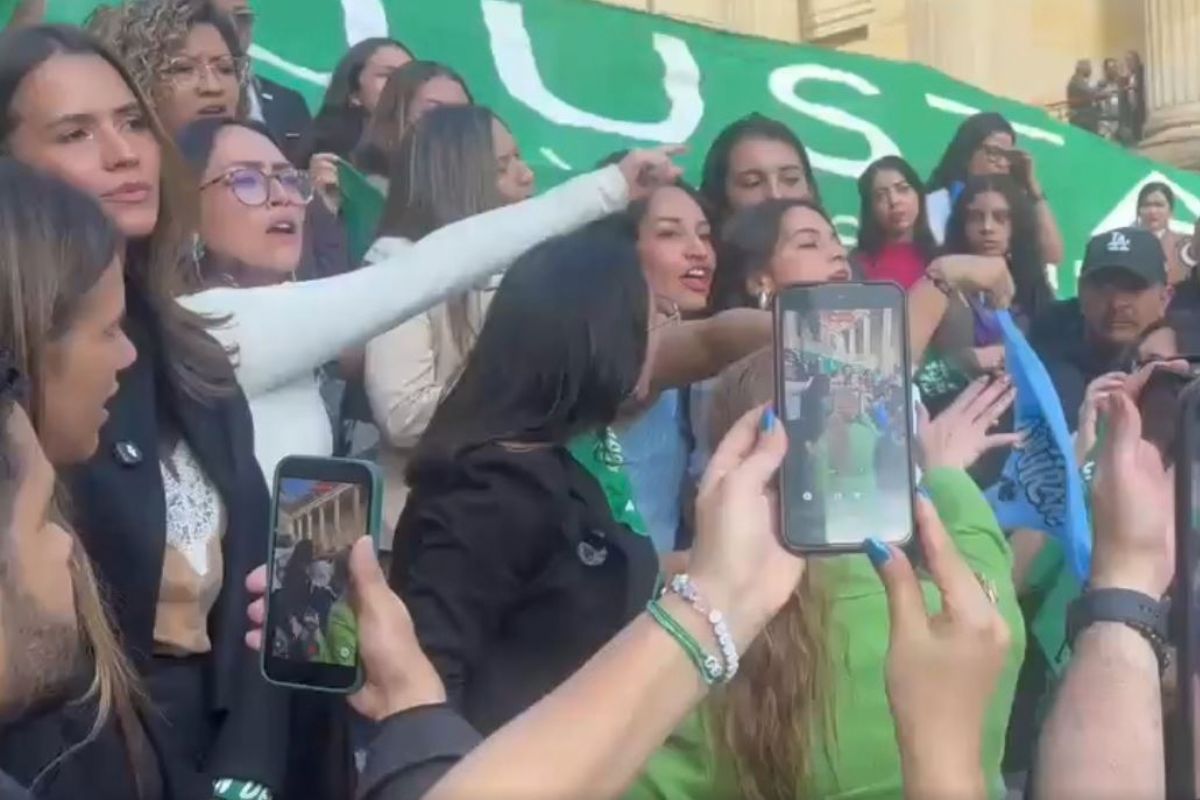 Momento en el que Carol Borda irrumpió en el Congreso un plantón a favor del aborto, en el que participaban 'Mafe' Carrascal, Jennifer Pedraza y 'Lalis'