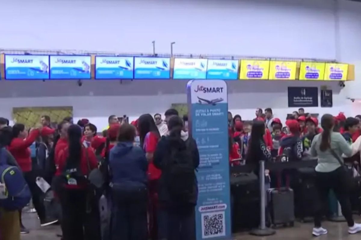 Estudiantes de quinto de primaria y sus padres protestaron en el aeropuerto El Dorado de Bogotá tras un severo retraso en su vuelo a Cartagena.