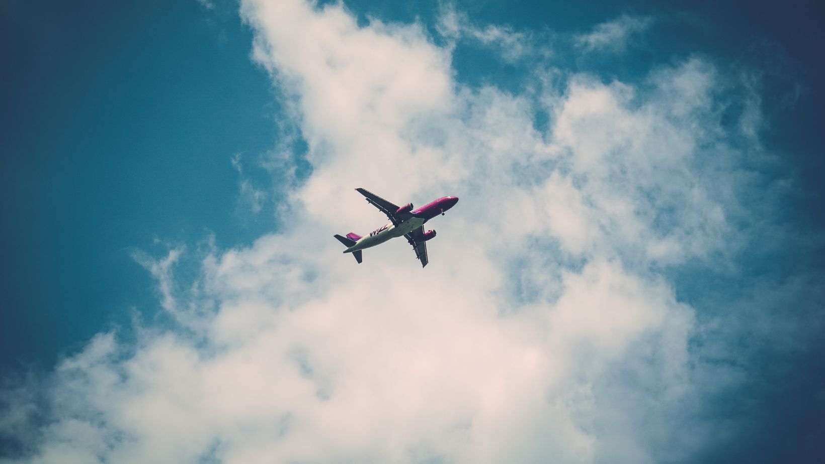 Susto en pleno vuelo porque un piloto apuñaló a otro: aterrizaron de emergencia