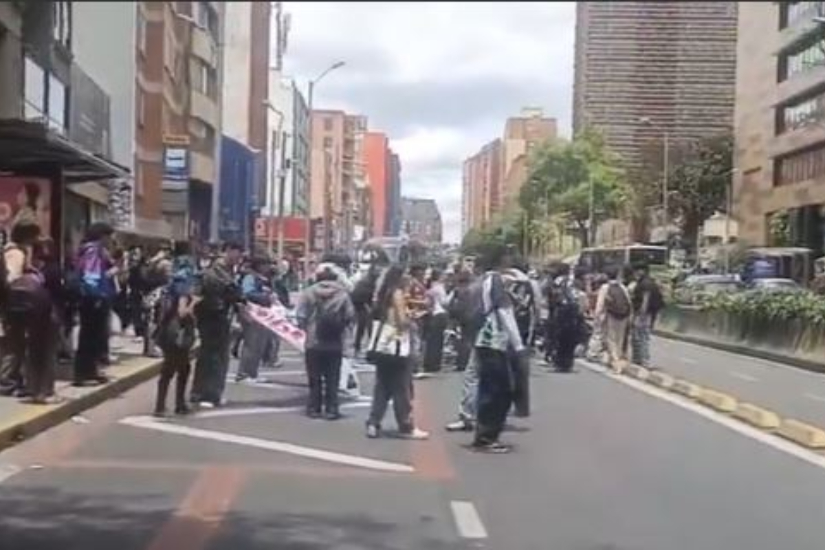 Se registra una manifestación en la carrera 7 con calle 40 en Bogotá. Hay afectaciones viales intermitentes y desvíos en rutas de TransMiZonal. 