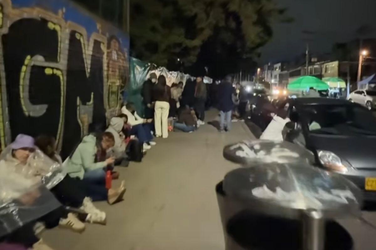 Los fanáticos de BTS desatan la locura en Bogotá con campamentos a las afueras de El Campín. Conoce el millonario impacto económico y todos los detalles. 