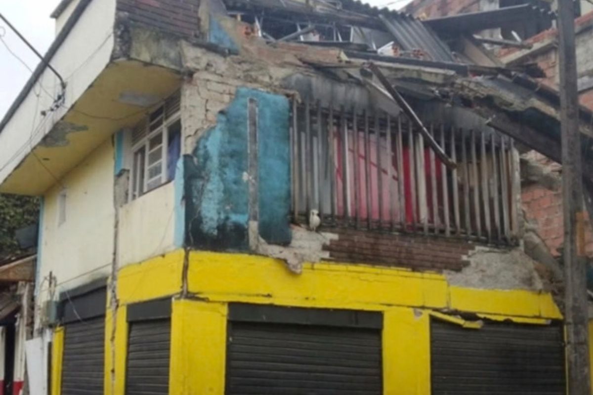 Una vivienda con orden de demolición tras el terremoto se desplomó en Pereira. Conoce el milagroso testimonio de un testigo y los detalles del rescate.