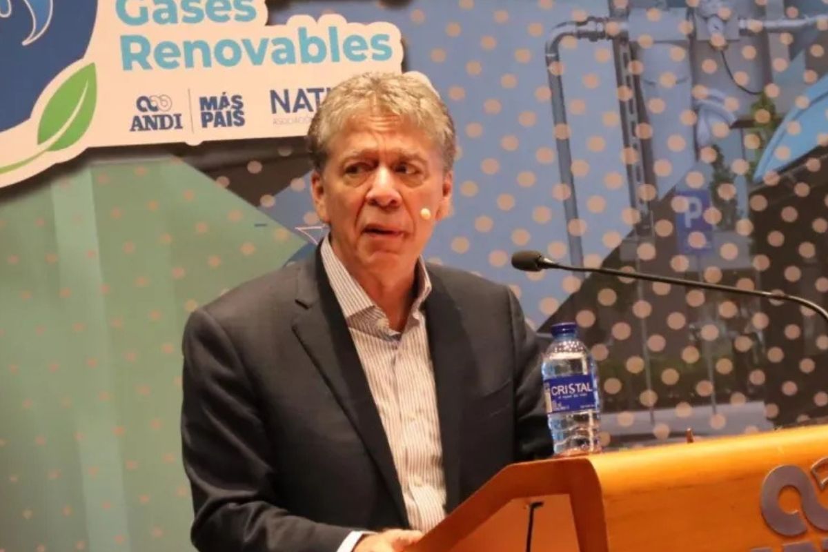 Congresistas de diversas orillas políticas reaccionaron a la salida de Bruce Mac Master de la ANDI, debatiendo sobre el relevo generacional y la autonomía