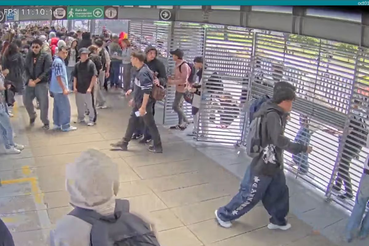 Una masiva 'colatón' se registró en la estación Madelena de TransMilenio. Cerca de 60 personas ingresaron sin pagar para luego bloquear vías en Bogotá.
