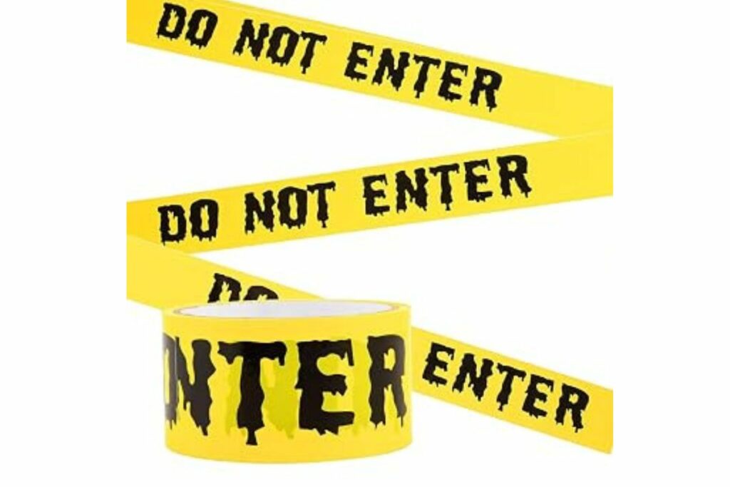 Rollo de cinta de precaución para decoración de Halloween, de 1.9 pulgadas x 82 pies, cinta de advertencia de miedo para decoraciones de fiesta de Halloween, interiores y exteriores / Amazon