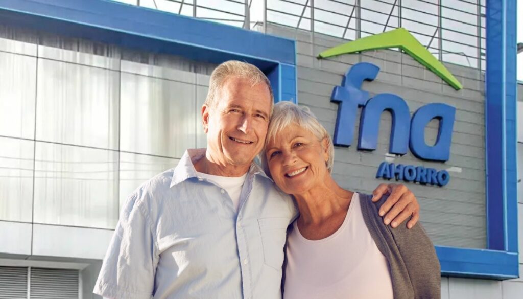 Sede del Fondo Nacional de Ahorro (página del FNA); en el centro, pensionados (Getty)