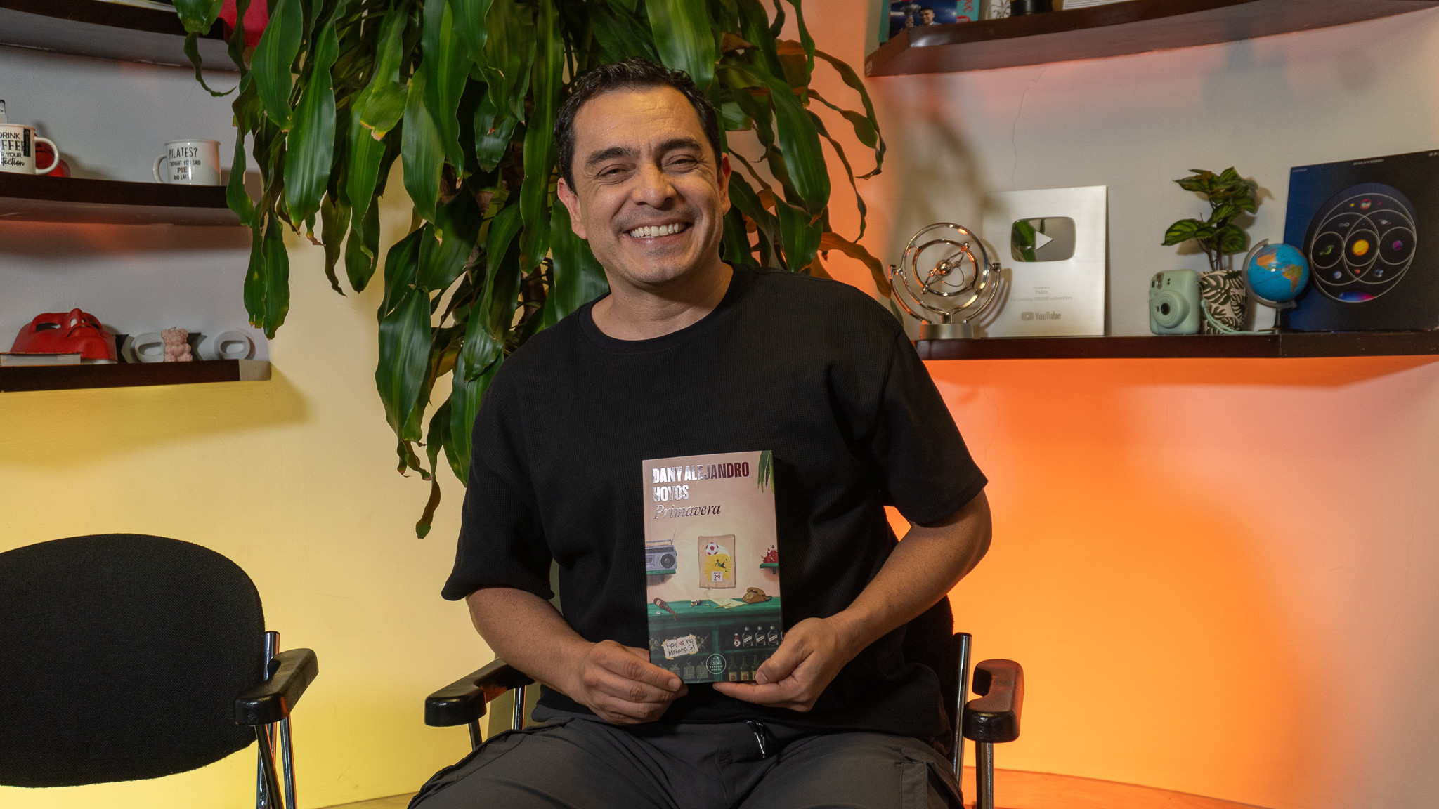 Dany Hoyos regresa al barrio en Primavera: una novela sobre salsa, fútbol y más
