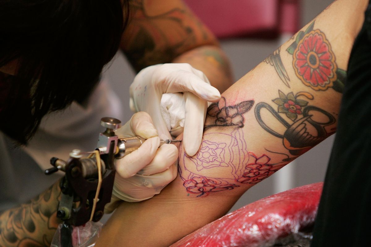 Medicina Legal confirmó que la muerte de Yenifer García tras un tatuaje a domicilio en Bogotá fue clasificada como homicidio. La investigación sigue. 